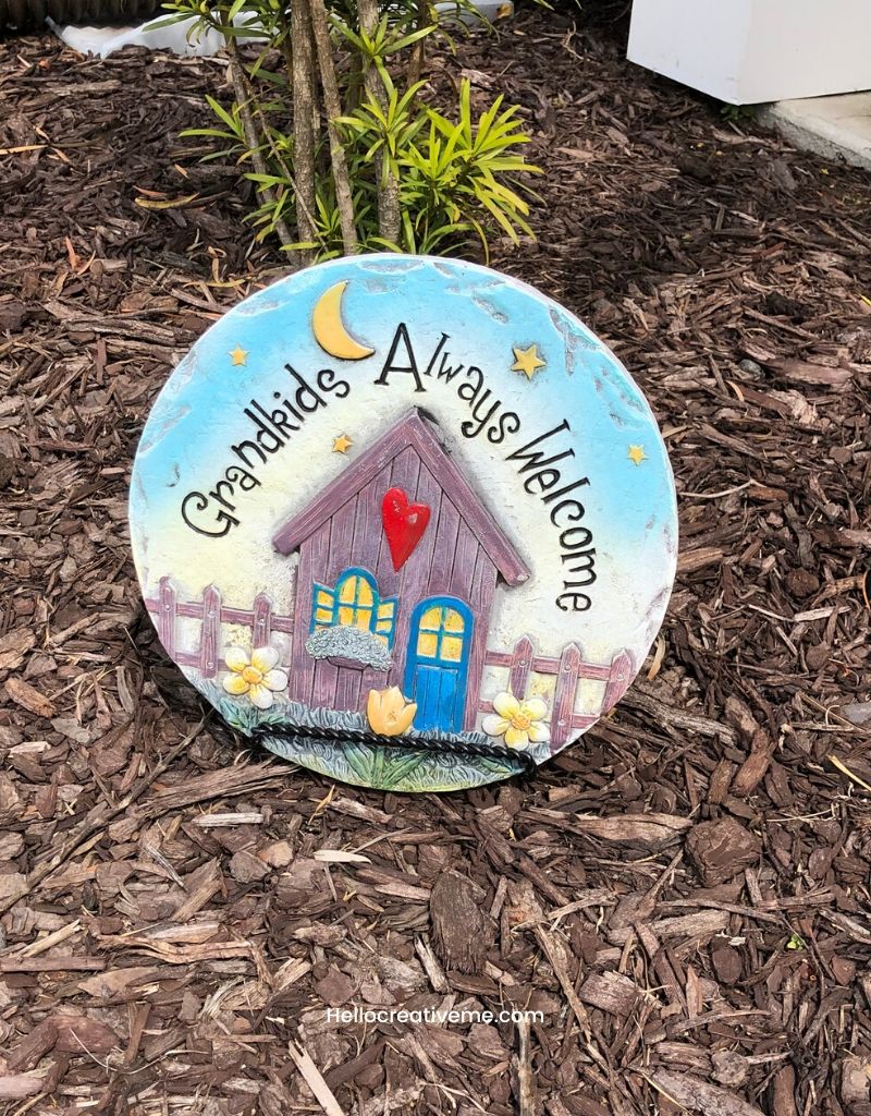 Round stepping stone that says grandkids always welcome here.
